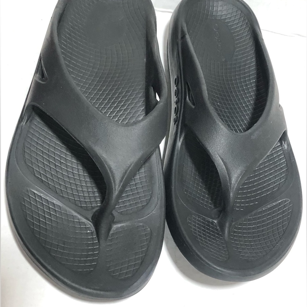 OOFOS Black Women's Foam Thong Sandals - Picture 2 of 11